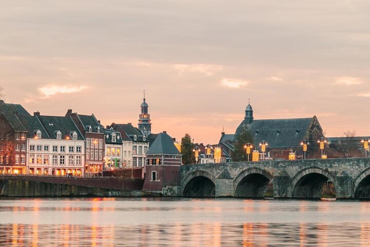 un pont sobre un riu en una ciutat amb edificis