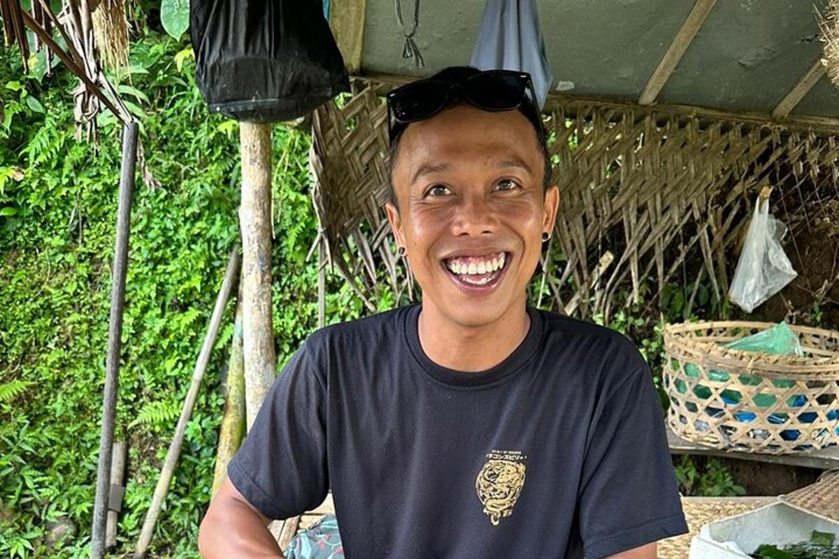 seorang pemuda sedang tersenyum untuk bergambar