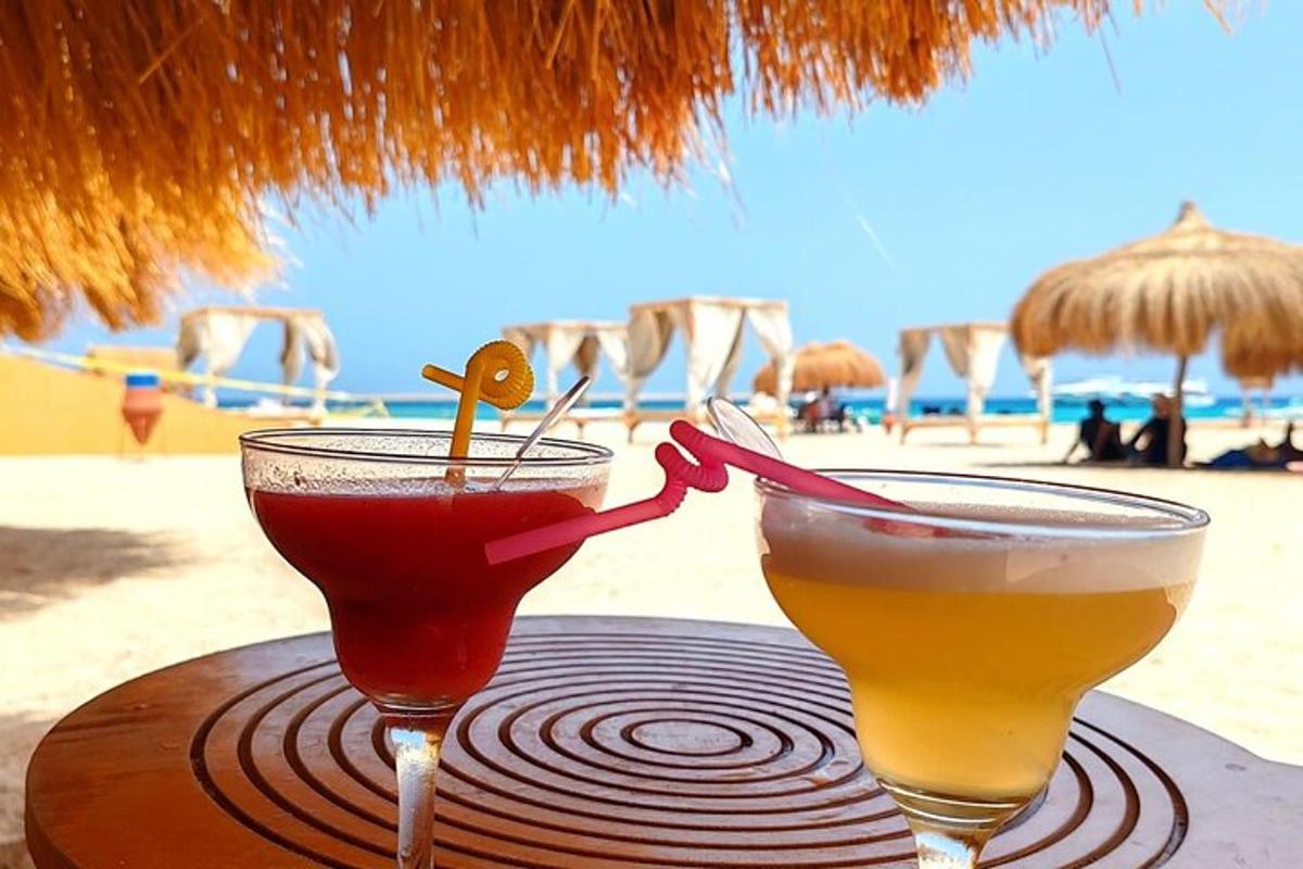 dva koktajla na mizi na plaži