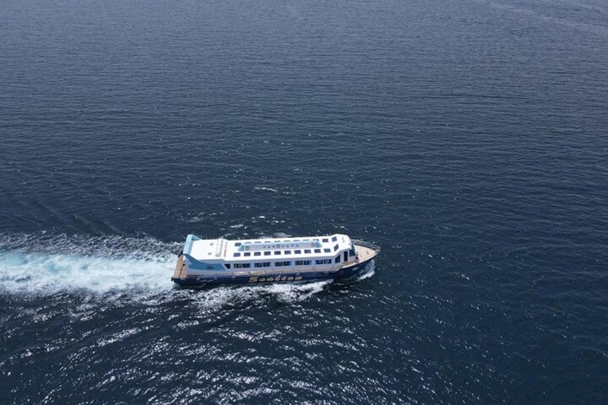 μια βάρκα στη μέση του νερού