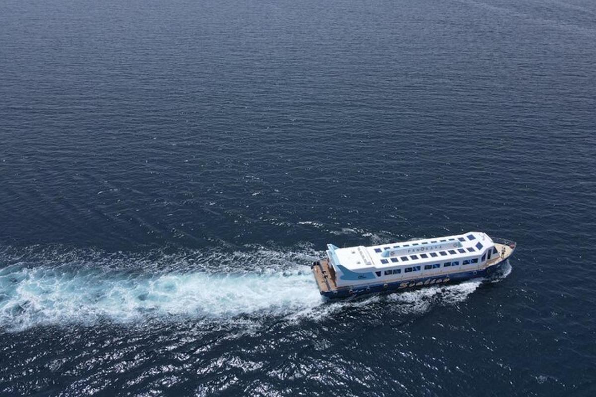 μια βάρκα στη μέση του νερού