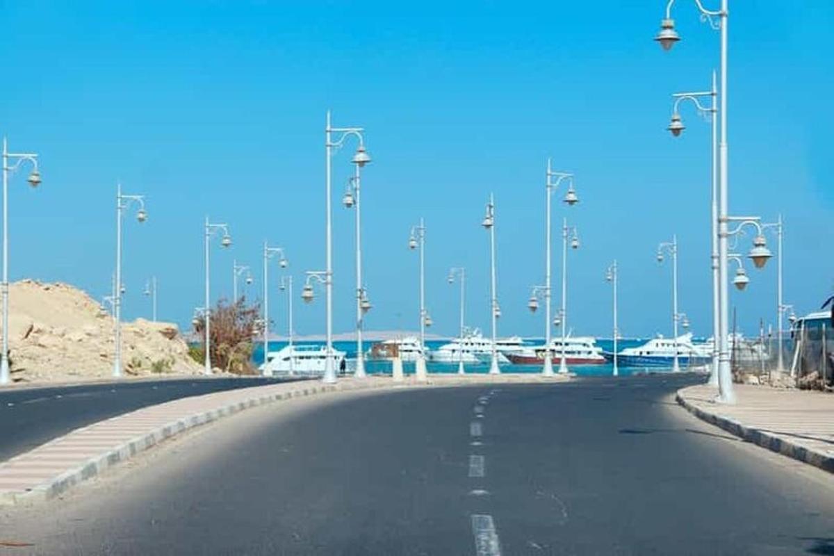 một con đường vắng vẻ với một loạt đèn đường trên đó