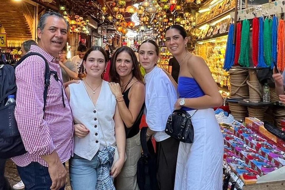um grupo de pessoas posando para uma foto em um mercado