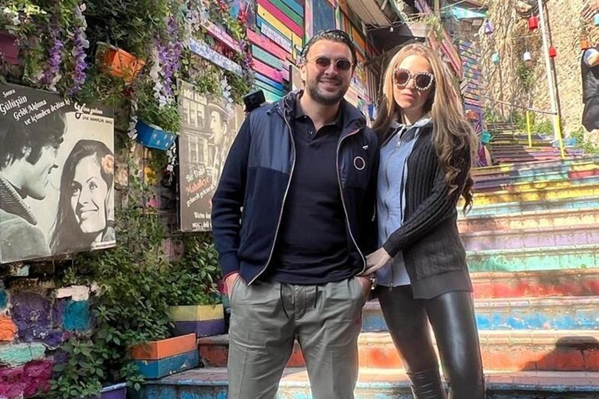 um homem e uma mulher parados em frente a uma escada