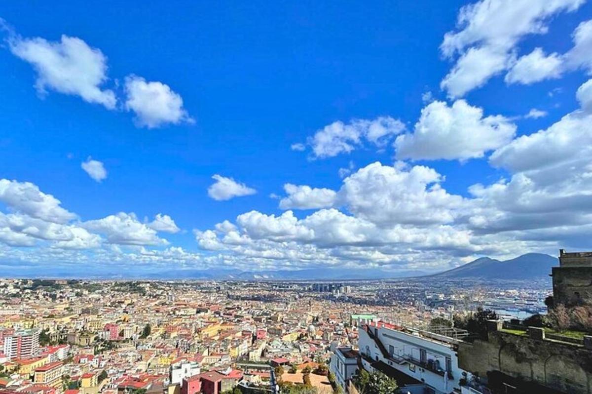 una vista di una città sotto un cielo azzurro con nuvole