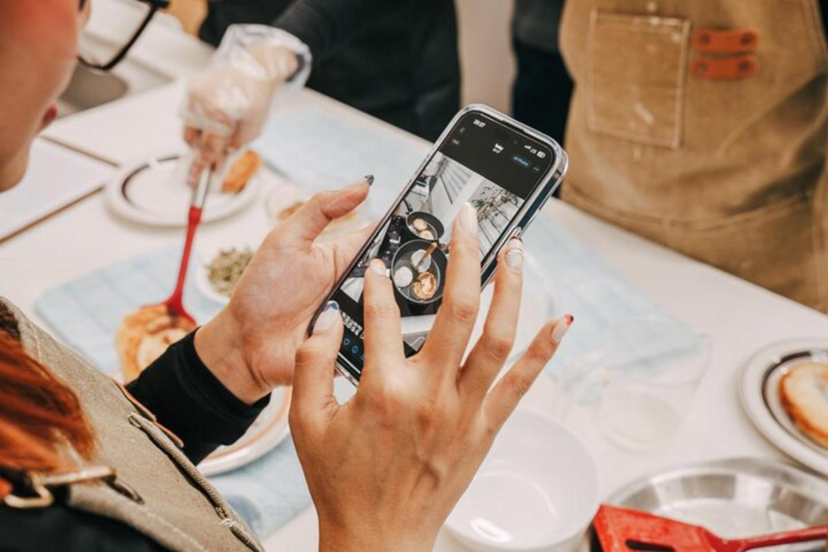 naine hoiab pilti tehes mobiiltelefoni käes