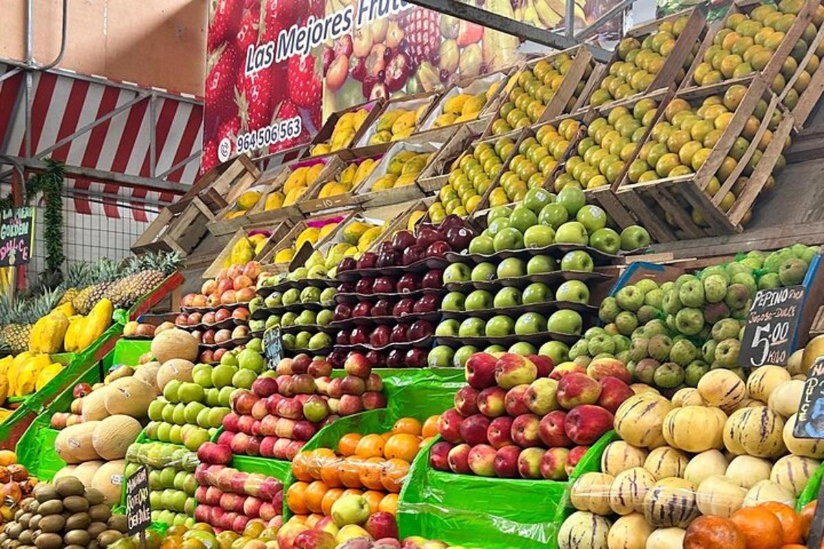 een uitstalling van fruit en groenten in een winkel