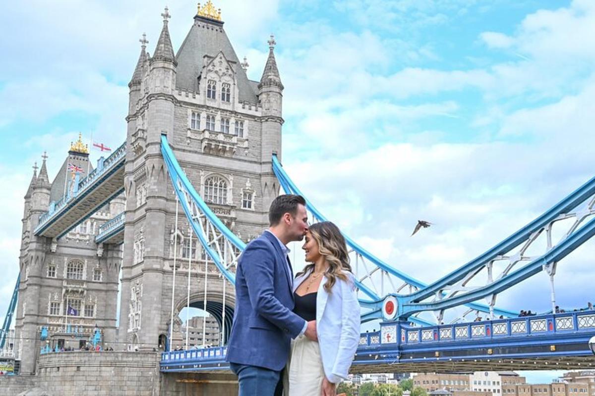 pruut ja peigmees seisavad Tower Bridge'i ees