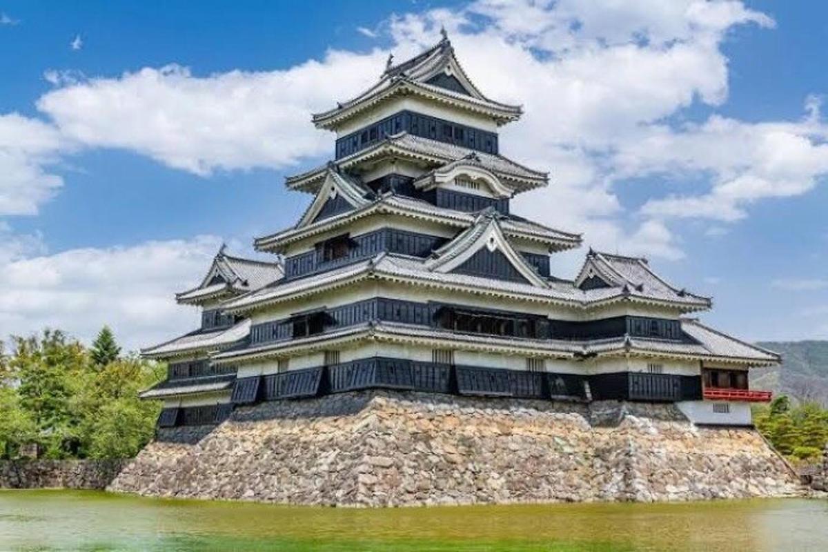 japonský hrad na vrcholu vodní plochy