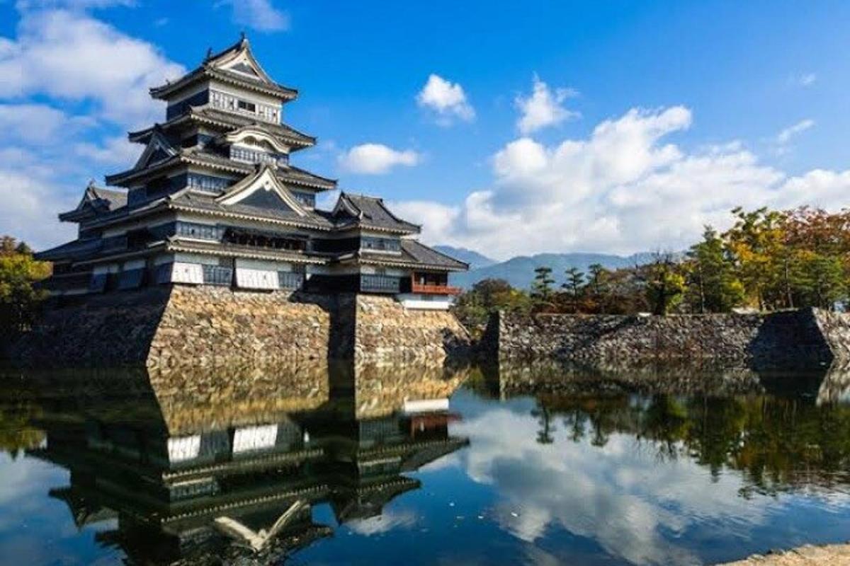 un castello su un muro con un riflesso nell'acqua