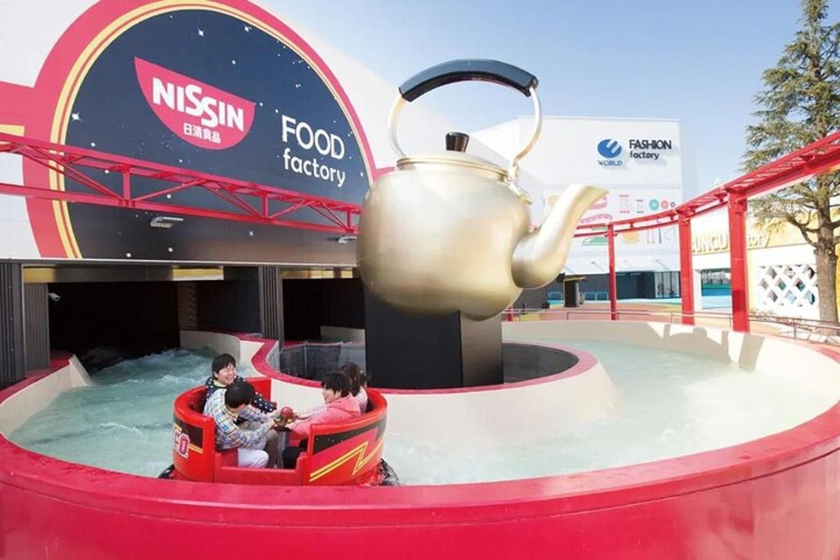 skupina lidí se sveze ve vířivce u food trucku