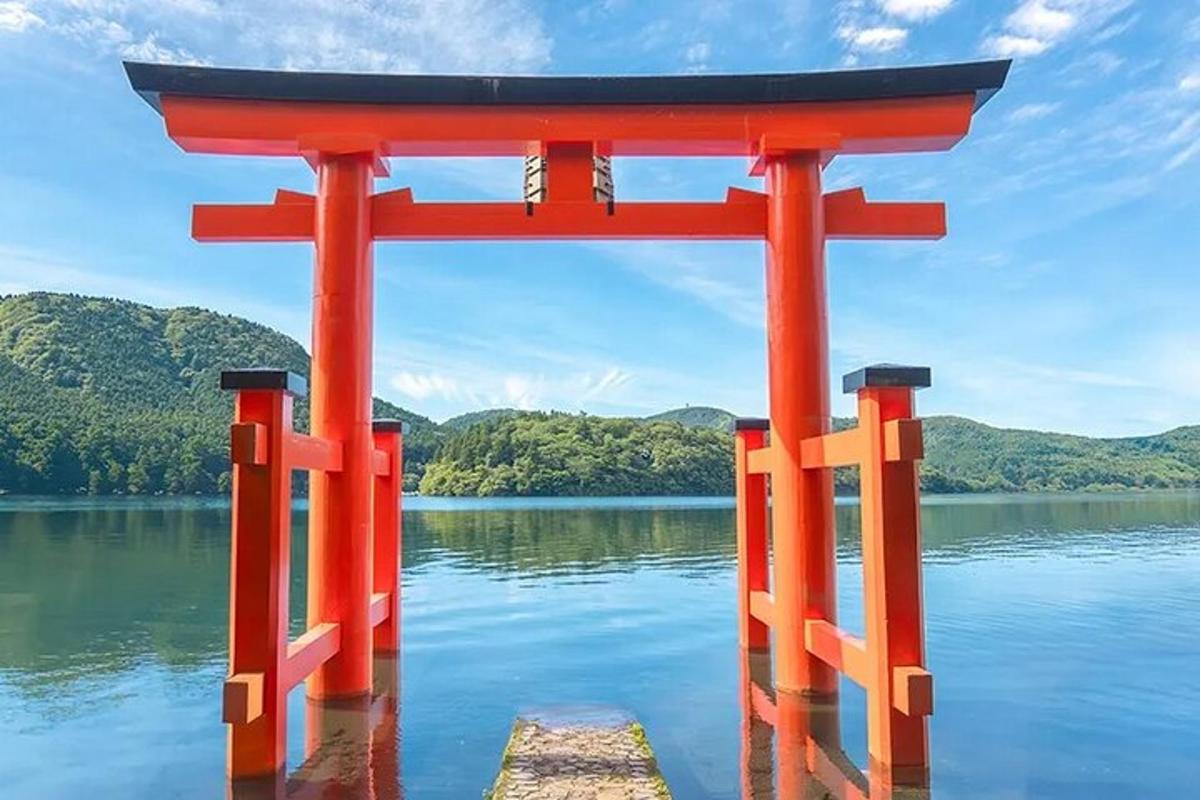 un cancello torii arancione in mezzo a un lago