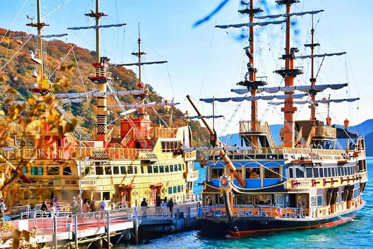 due grandi navi attraccate una accanto all'altra in acqua
