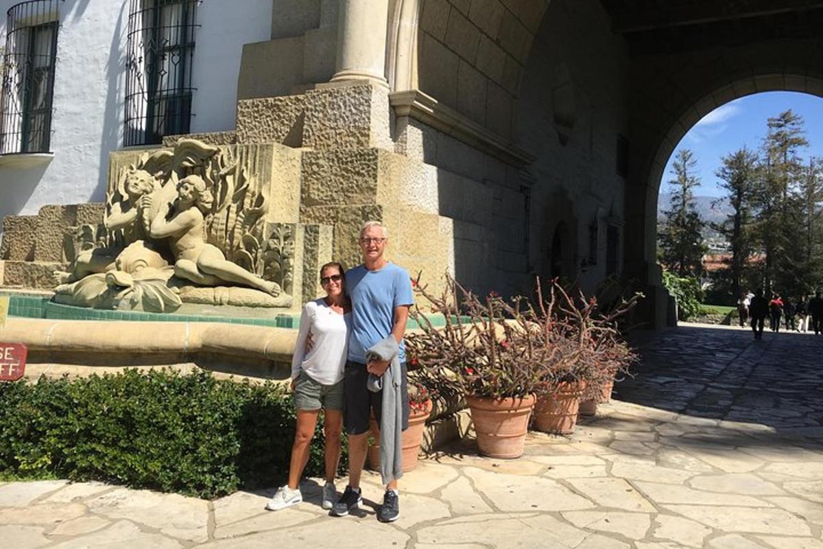 un home i una dona drets davant d'una estàtua