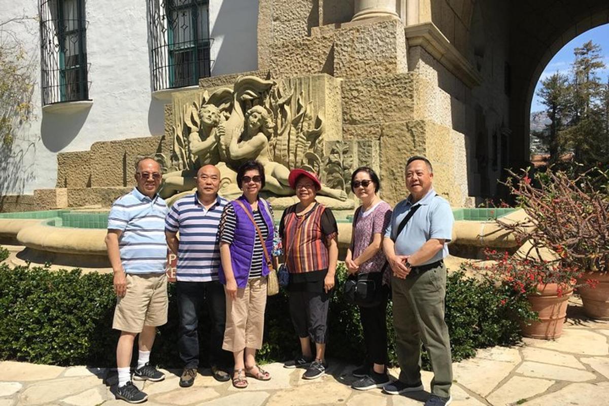 un grup de persones dempeus davant d'una estàtua