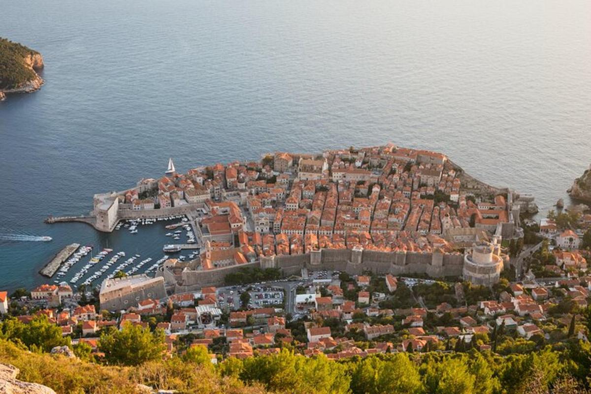 una vista aerea di una città sull'acqua