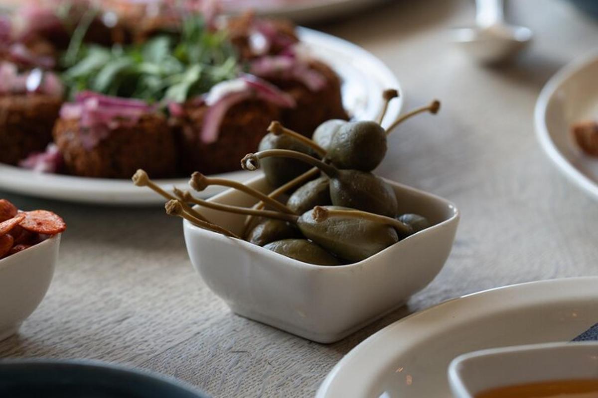 dubuo daržovių ant stalo su lėkštėmis maisto