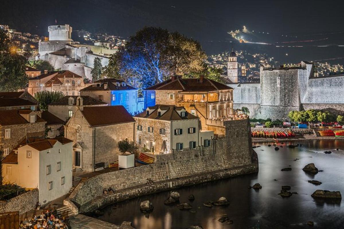 una città con un ponte e un fiume con barche