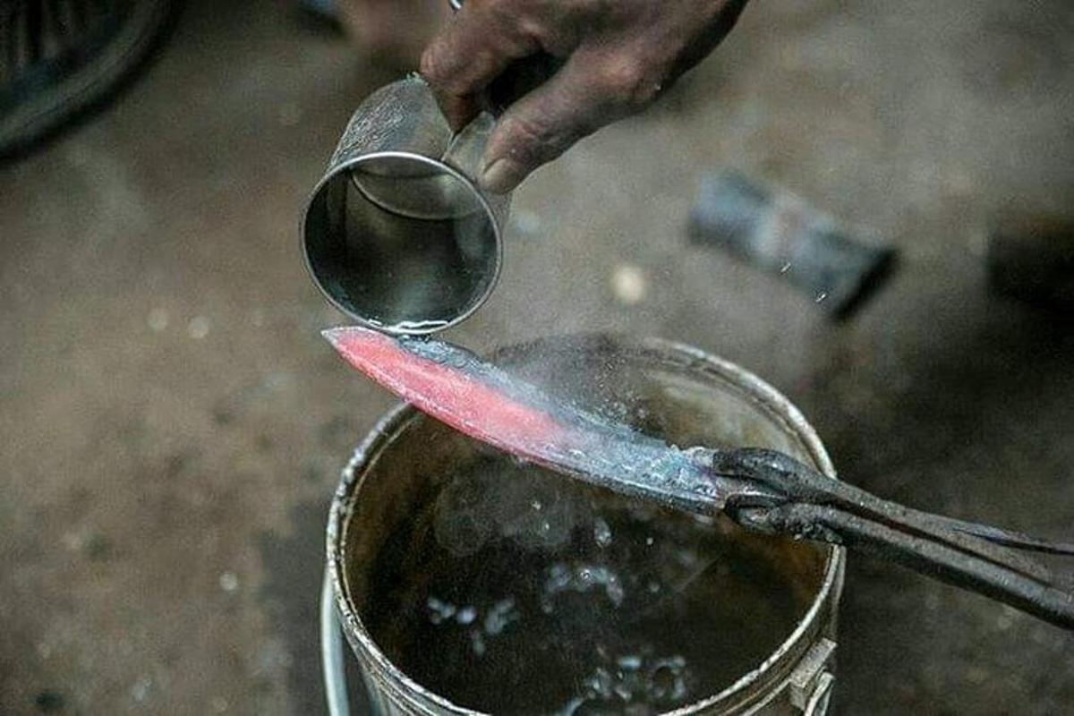 seseorang sedang mengacau periuk dengan sudu