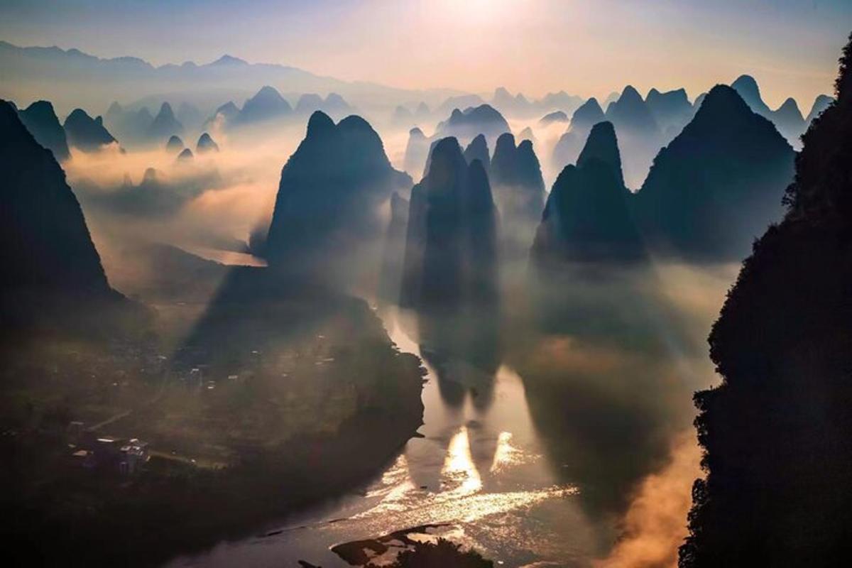以山脉为背景的河流景观