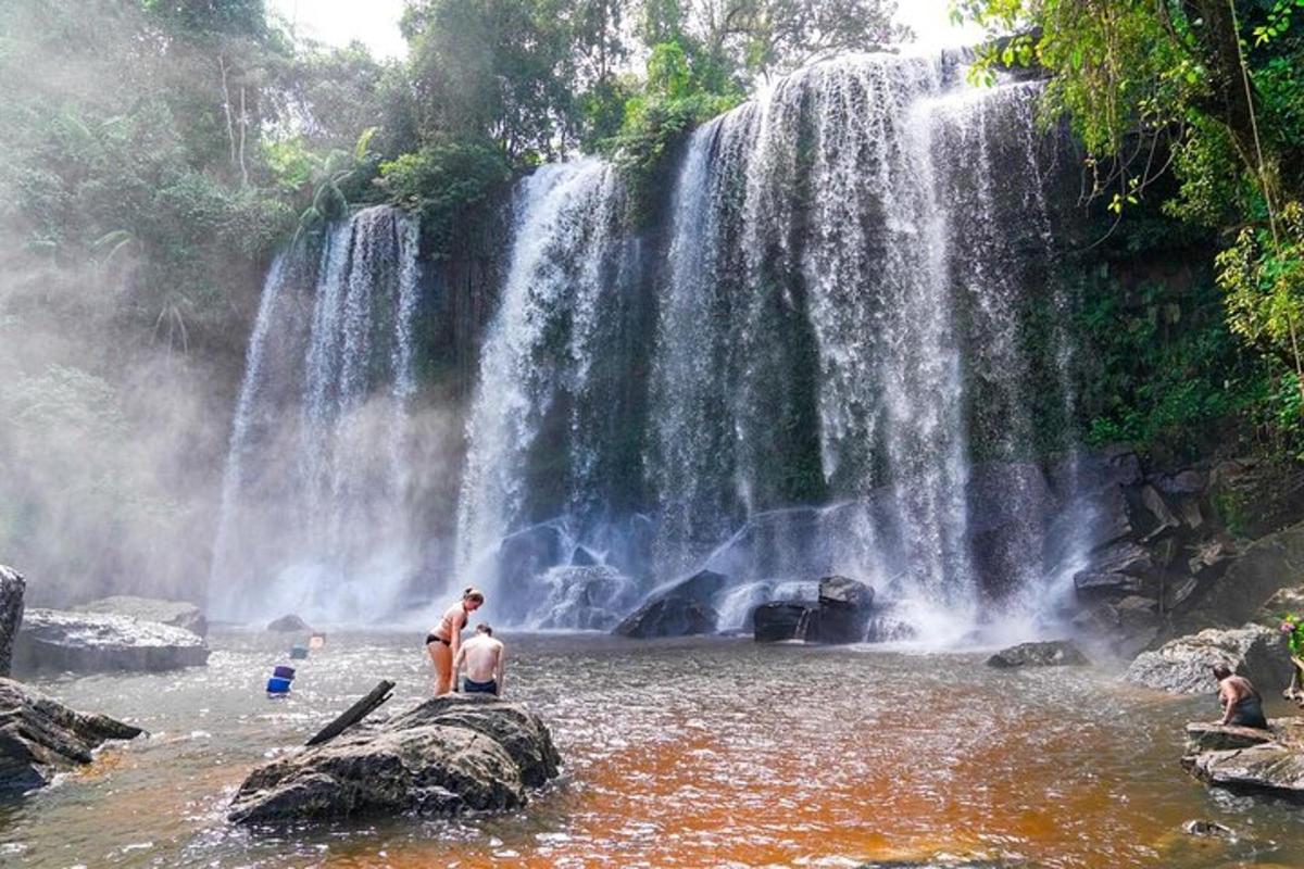 un grupo de personas nadando en una cascada