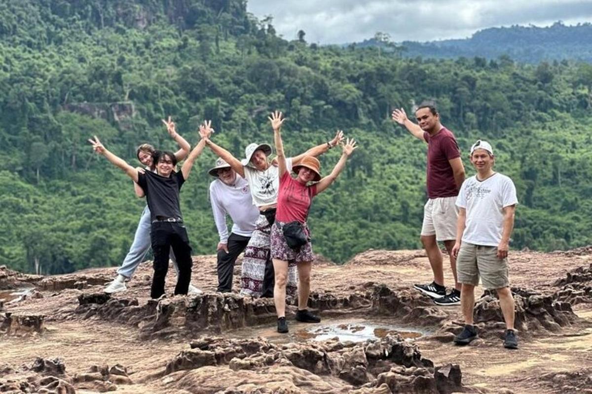 un gruppo di persone in piedi sulla cima di una montagna