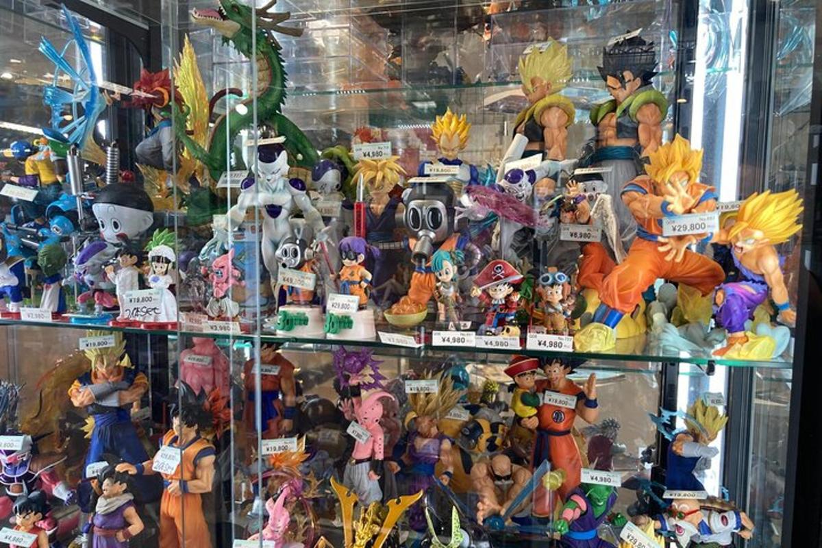 Un montón de juguetes de peluche en una vitrina