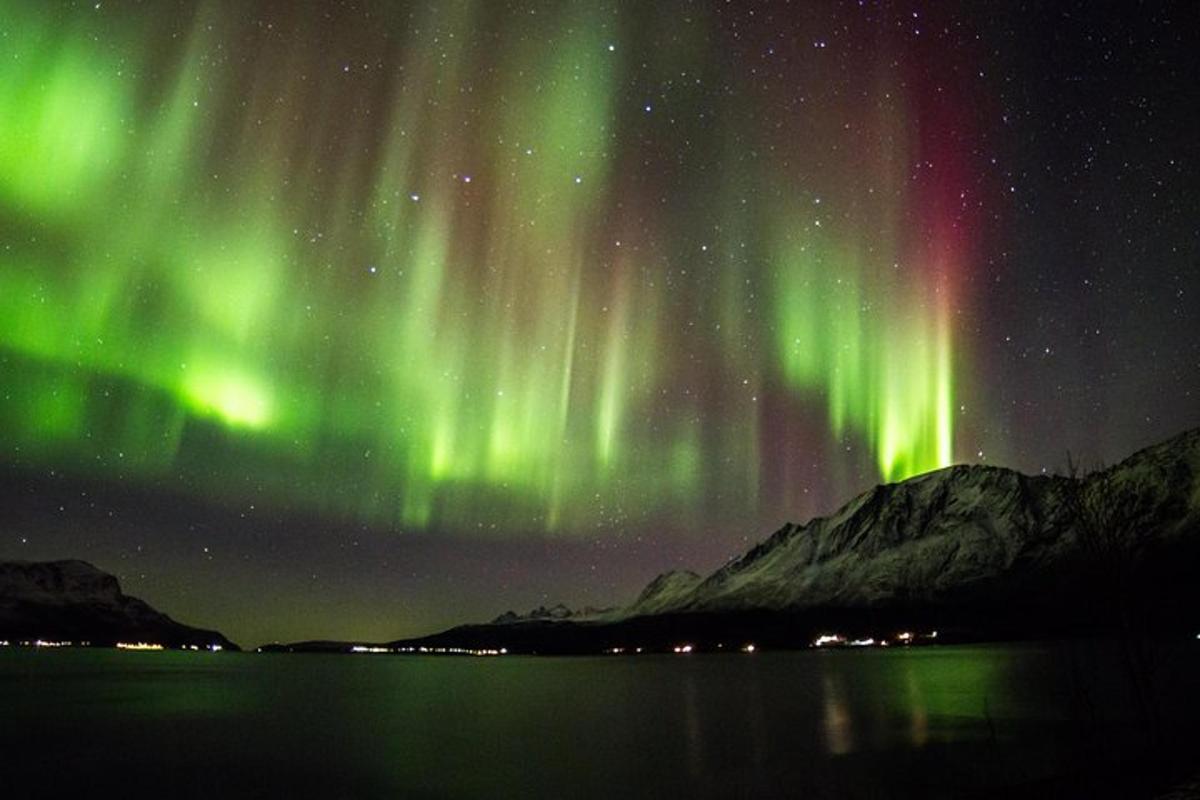un'aurora nel cielo sopra uno specchio d'acqua