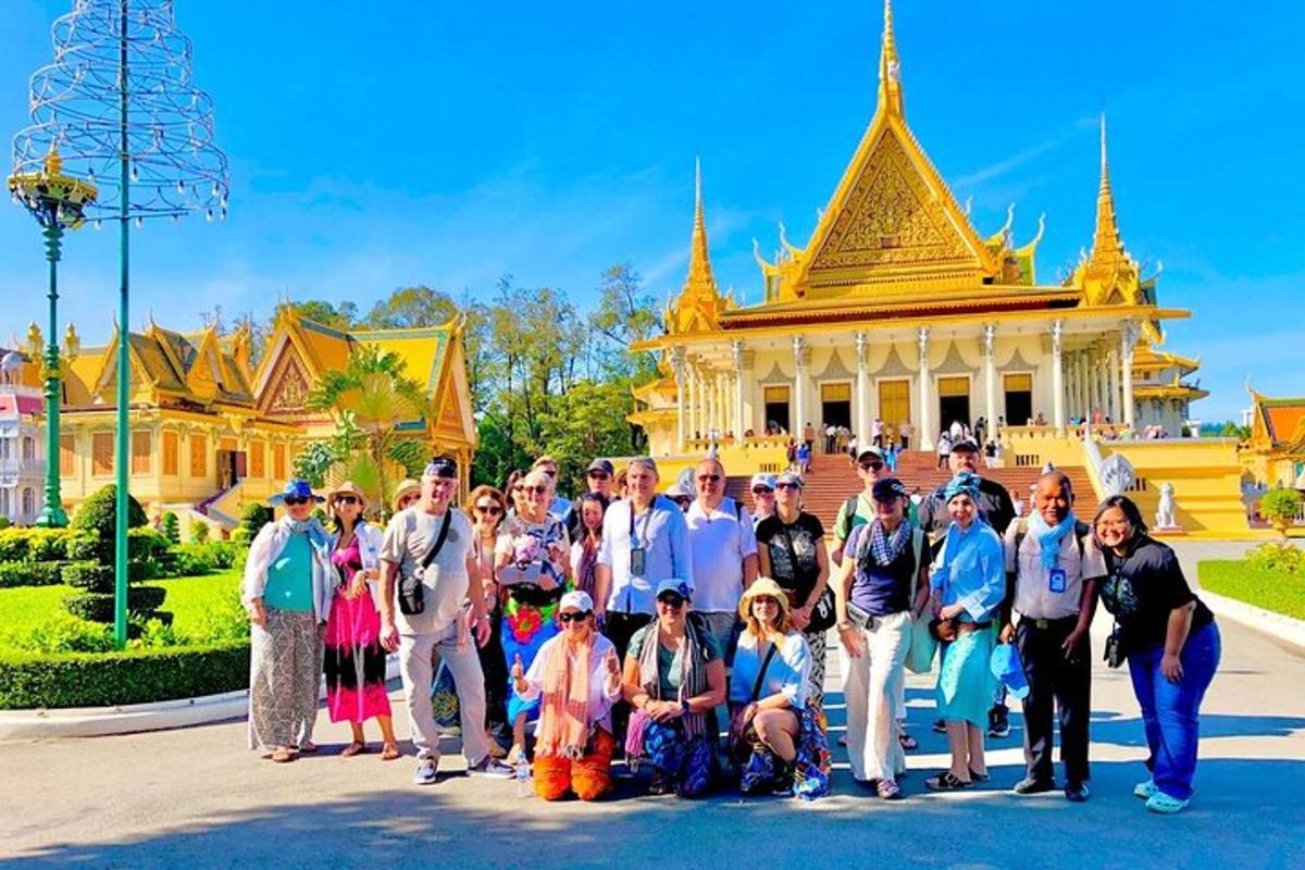 Un grupo de personas posando frente a un templo.