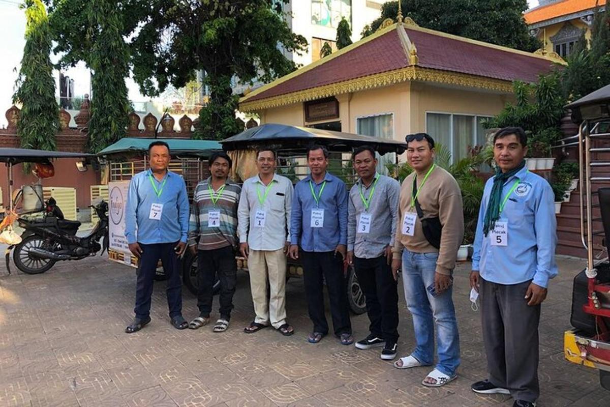 sekumpulan lelaki sedang bergambar