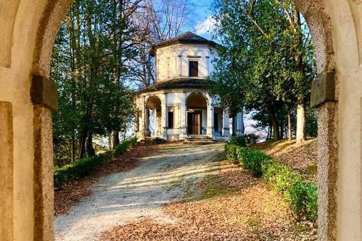 ένα παλιό σπίτι στη μέση ενός χωματόδρομου