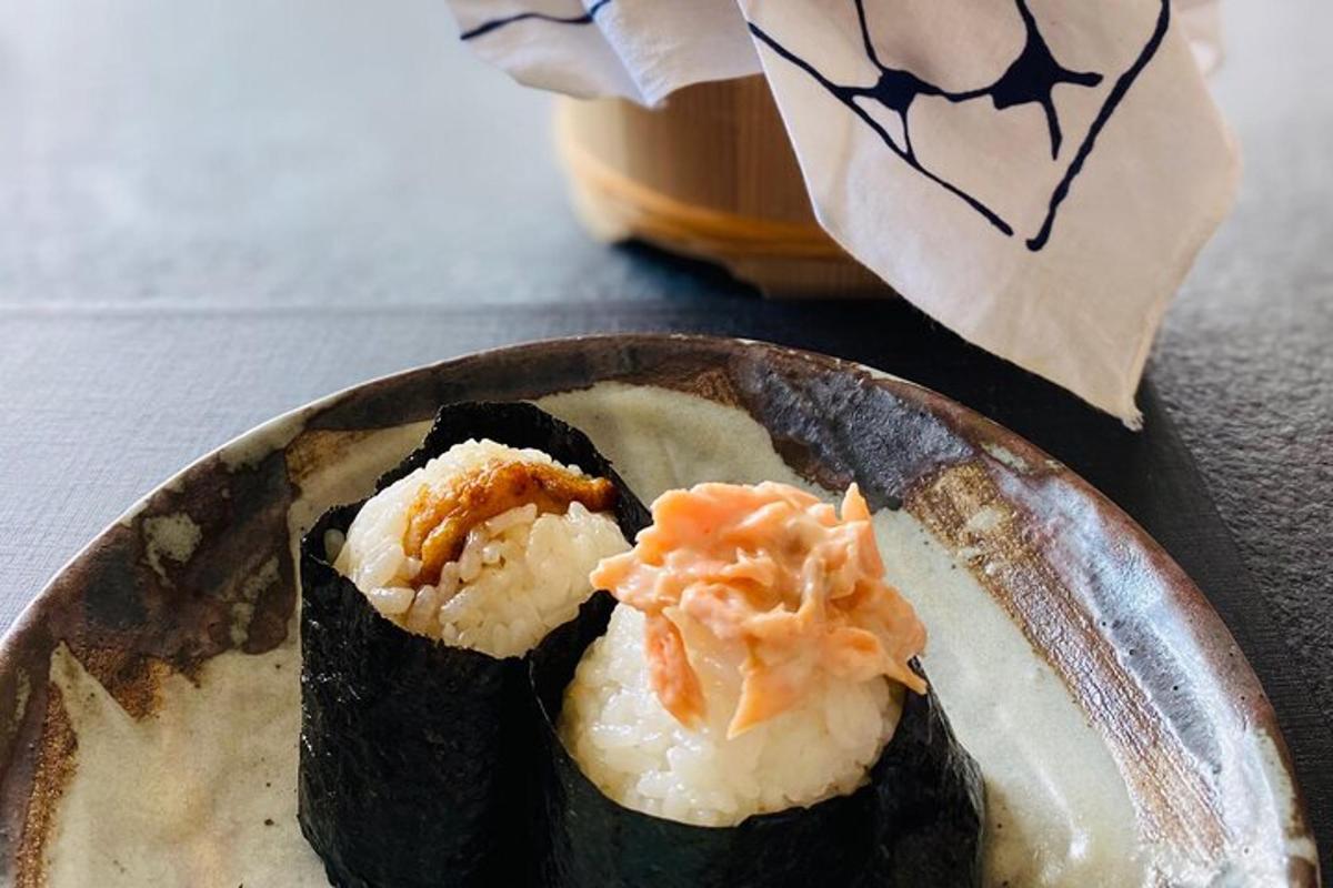 talíř jídla se sushi na stole
