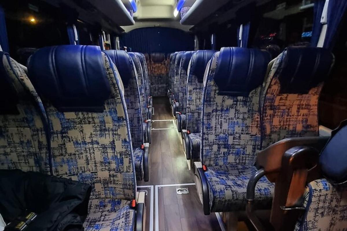 tühi bussivahekäik siniste istmetega bussis