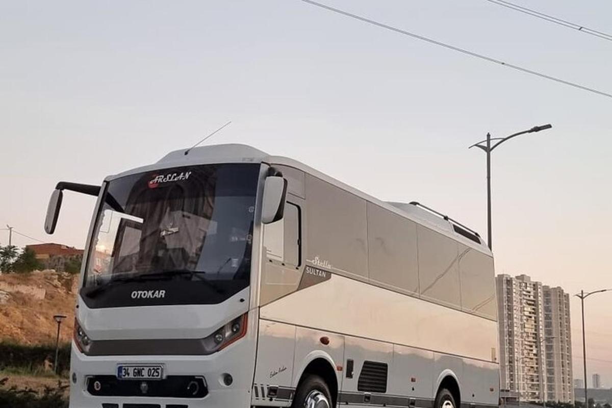 un camió gran està aparcat al costat d'un edifici