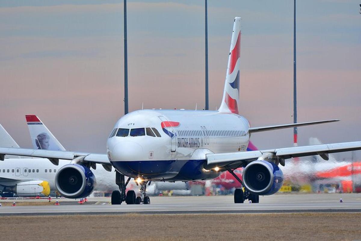 un avió aturat a la pista d'un aeroport