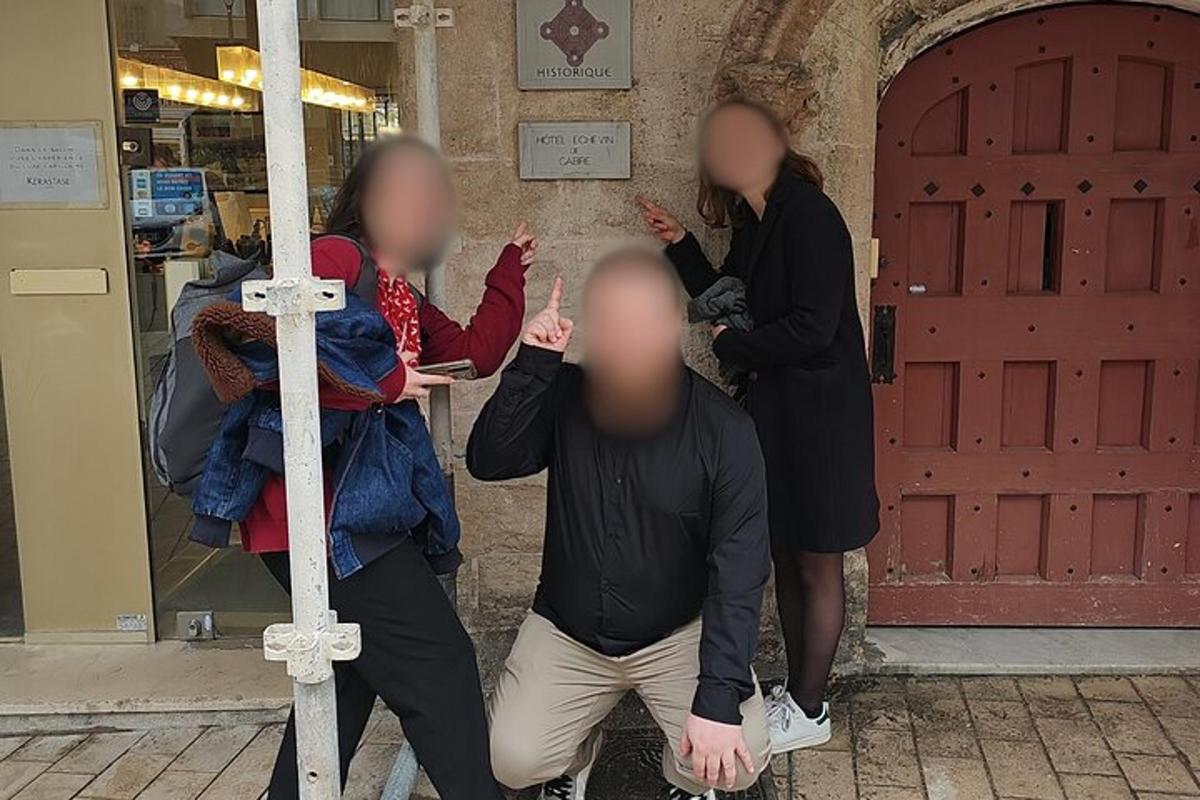 grupp inimesi, kes seisavad uste ees