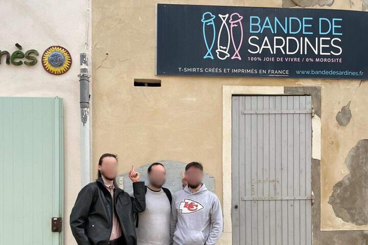 kolmest mehest koosnev grupp seisab hoone ees