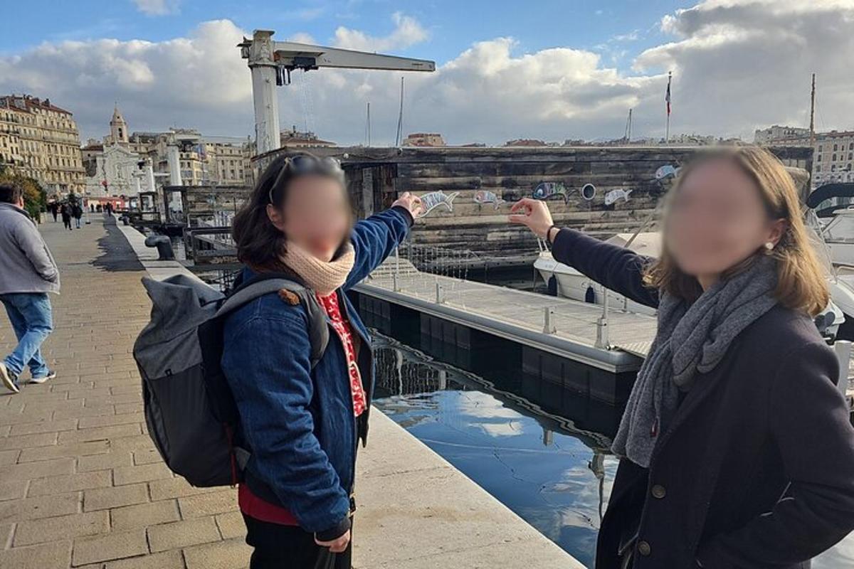 dues noies joves dretes en una cornisa mirant l'aigua