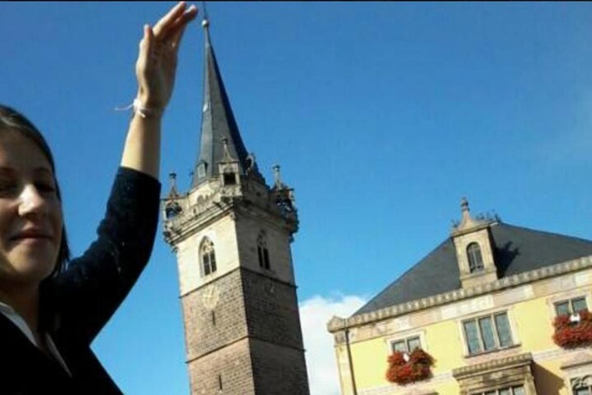 naine seisab kellatorni ees