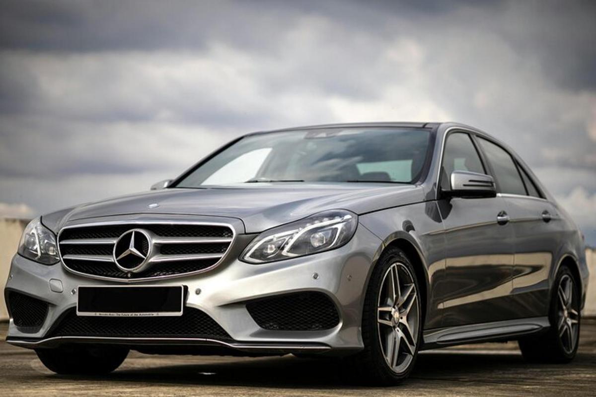 sebuah kereta mercedes benz perak diletakkan di atas jalan