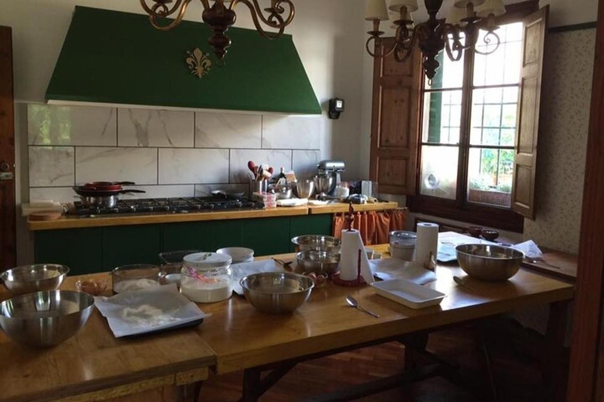 uma cozinha com uma mesa de madeira com tigelas em cima