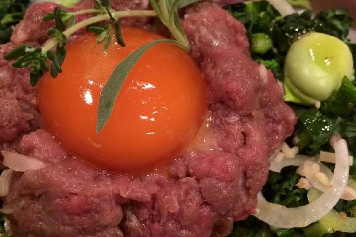 um prato de comida com tomate e brócolis