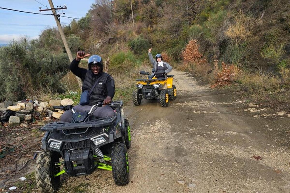 due persone su quad su una strada sterrata