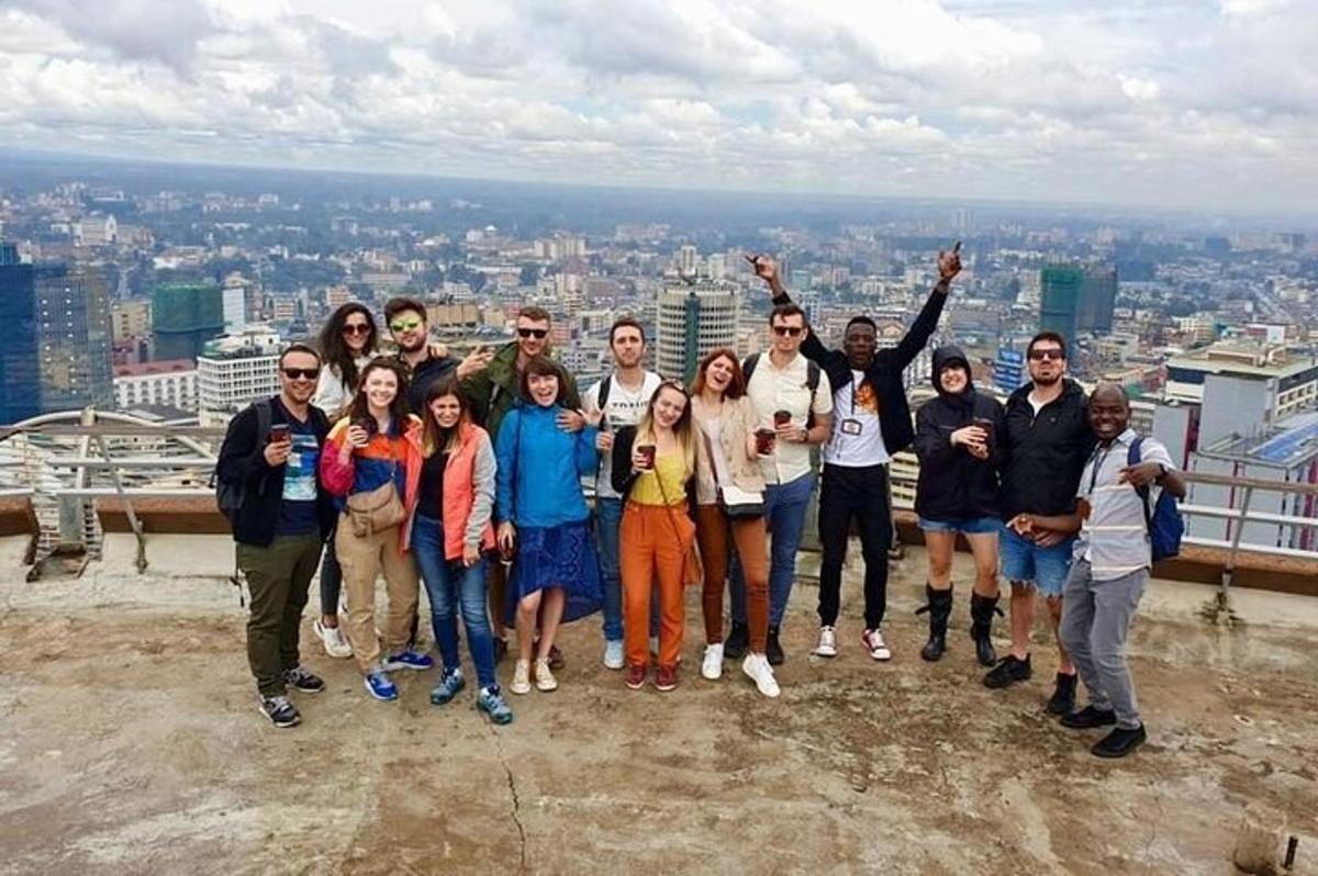 skupina lidí pózujících pro fotografii na vrcholu věže