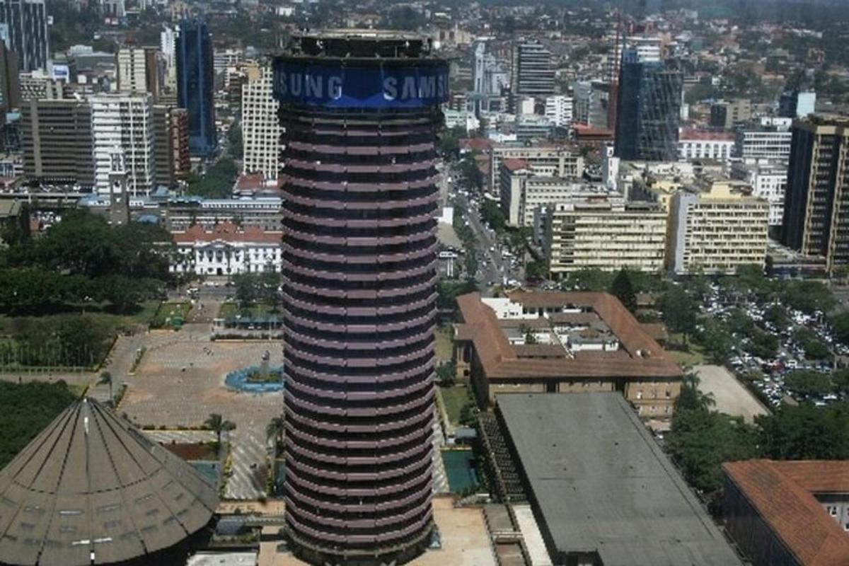 un edificio alto con un cartello blu in cima