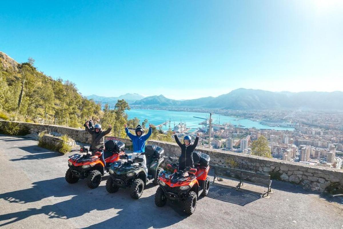egy csoport ember ATV-ken egy hegy tetején