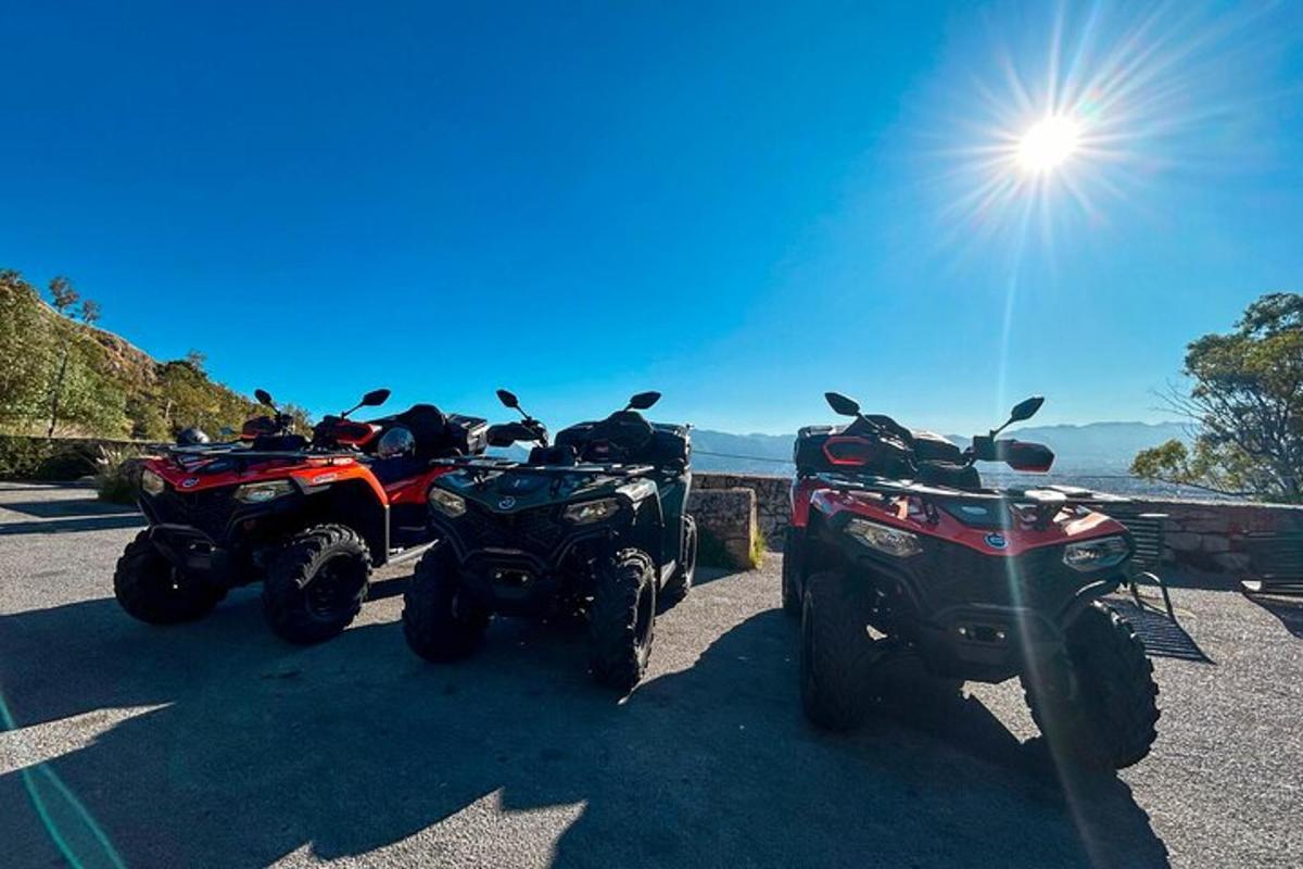 um grupo de quatro motocicletas estacionadas em um estacionamento