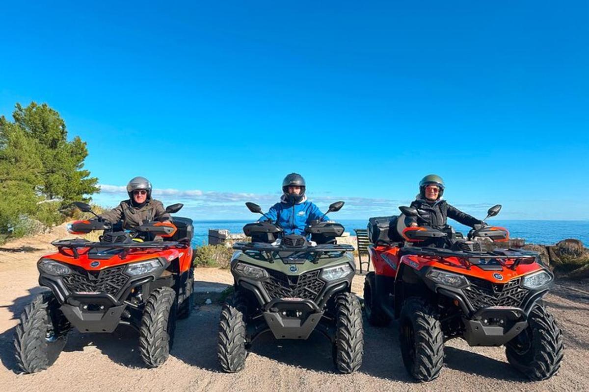 egy háromfős csoport ATV-zik a strandon