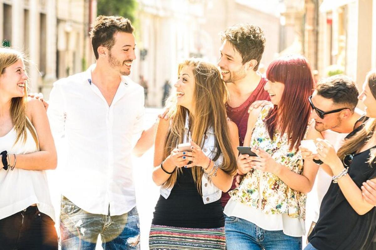 một nhóm người đang đi bộ trên phố