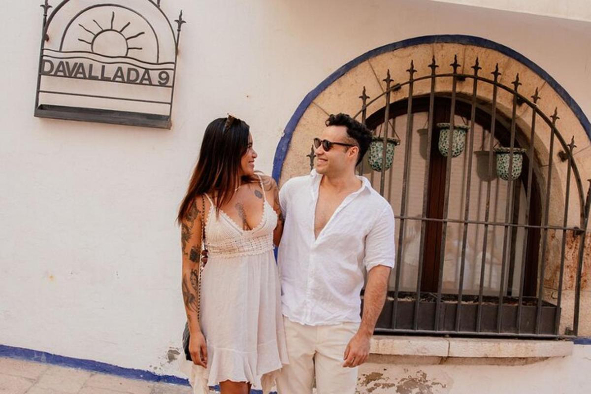 um homem e uma mulher parados em frente a um prédio